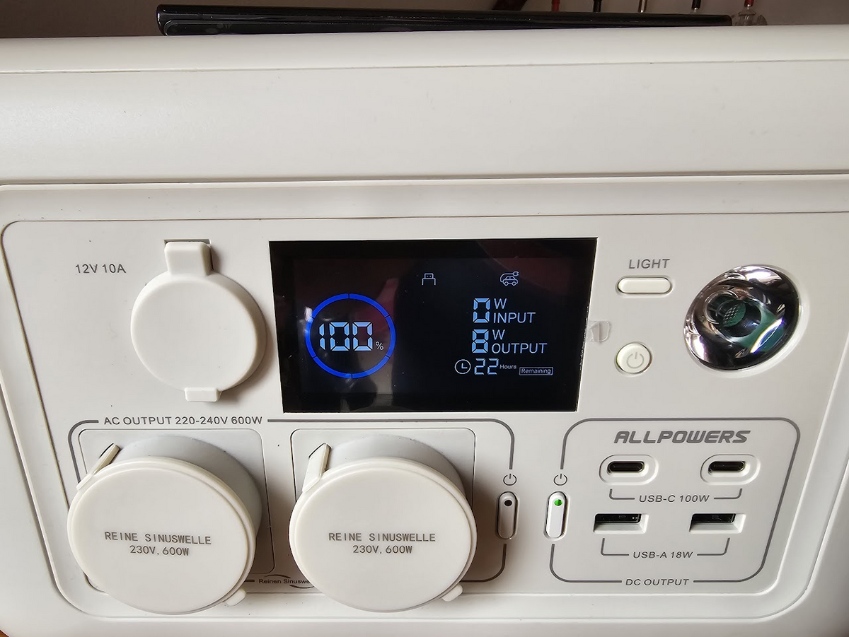 Se aprecia la potencia de salida en pantalla, la misma oscilaba entre 7 y 15W según la posición y el momento.