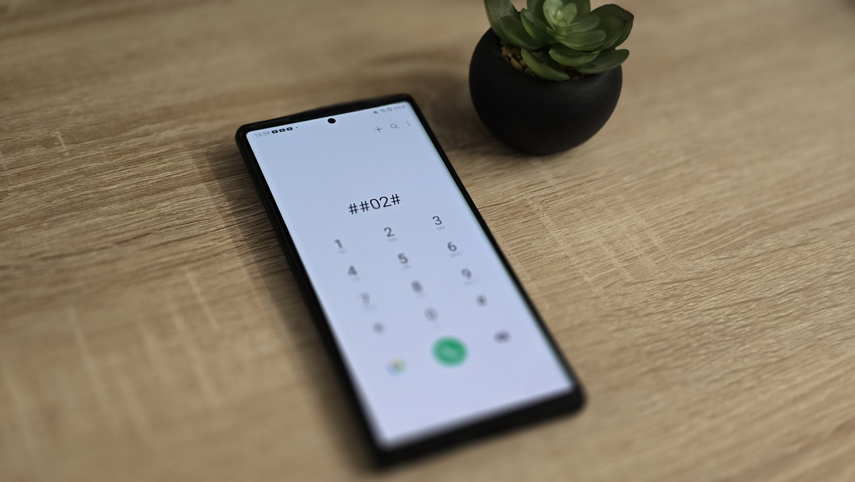 Móvil Android marcando el MMI ##02#