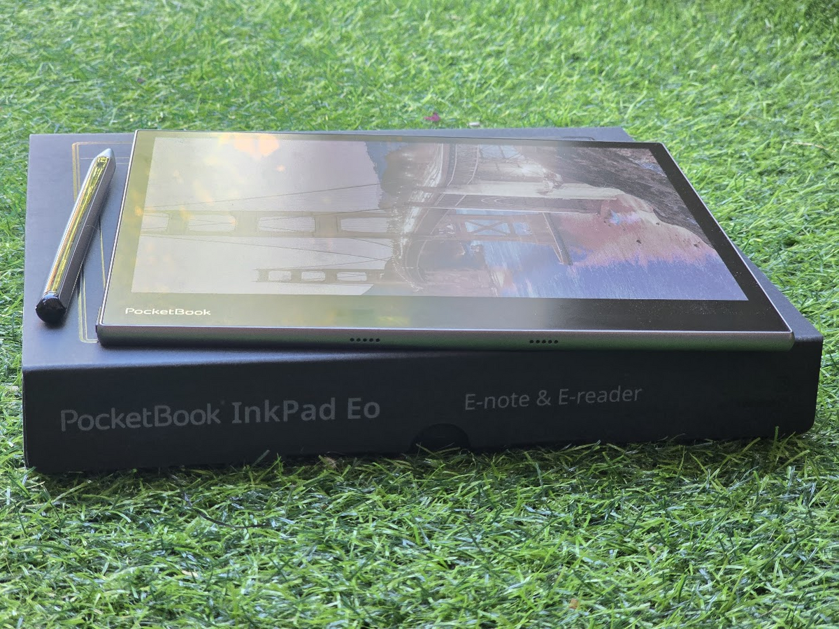 Izquierda: InkPad Eo - se ve bien incluso a contra luz