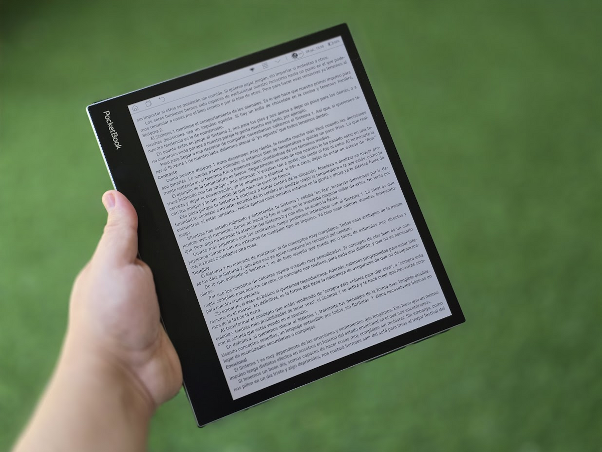 La InkPad Eo con un libro abierto