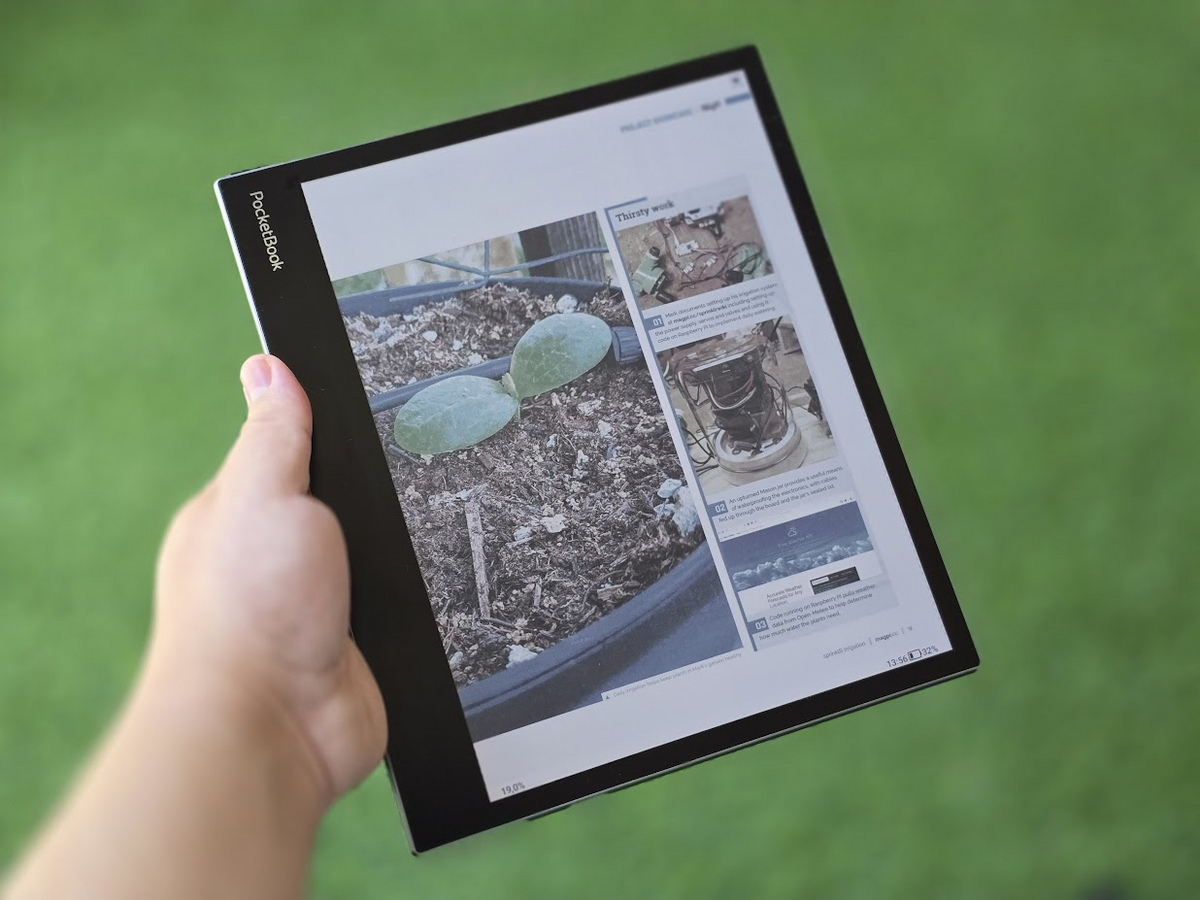 La InkPad Eo con una revista abierta