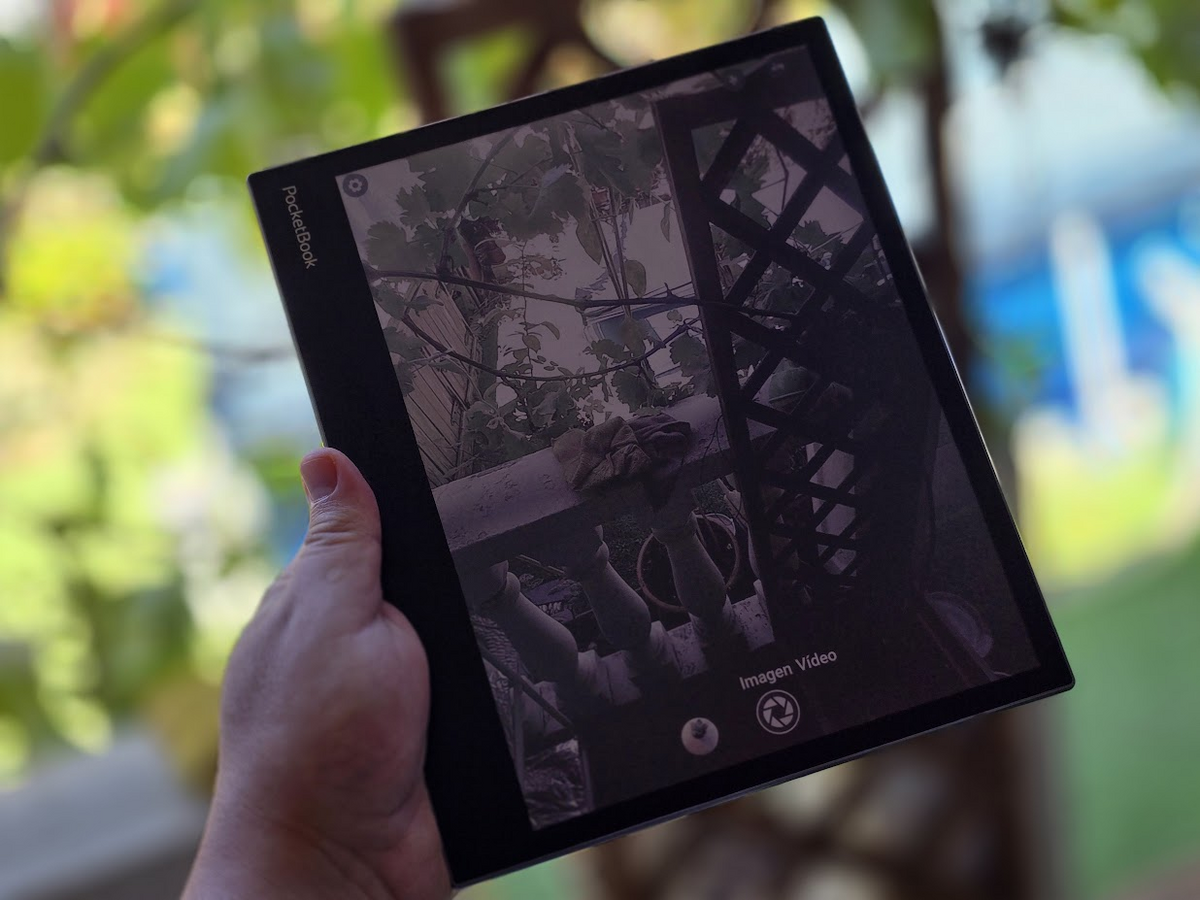 Tomando una foto con el InkPad Eo de PocketBook