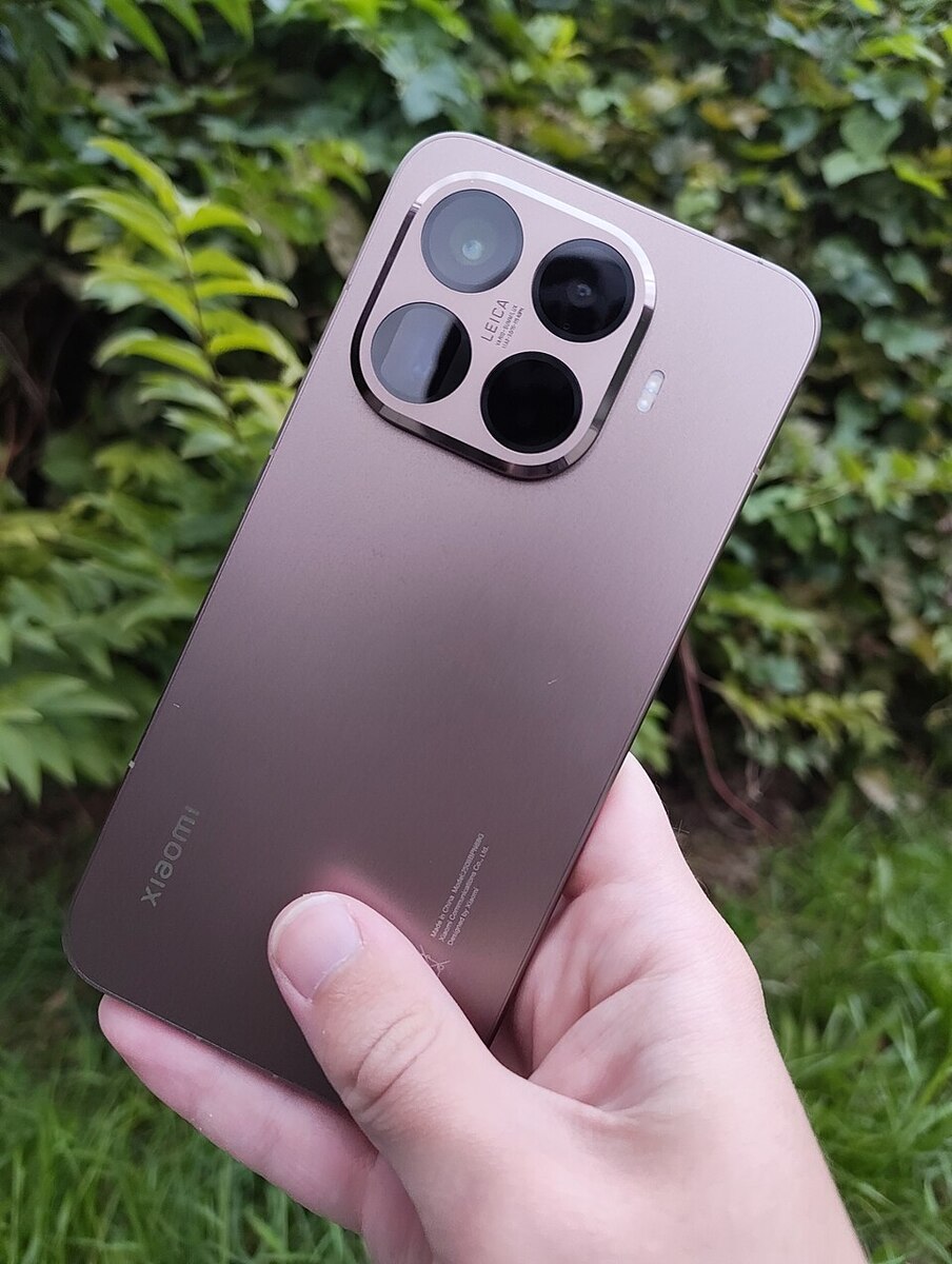 960px-Xiaomi_15T_Pro_back_Mocha_Gold.jpg