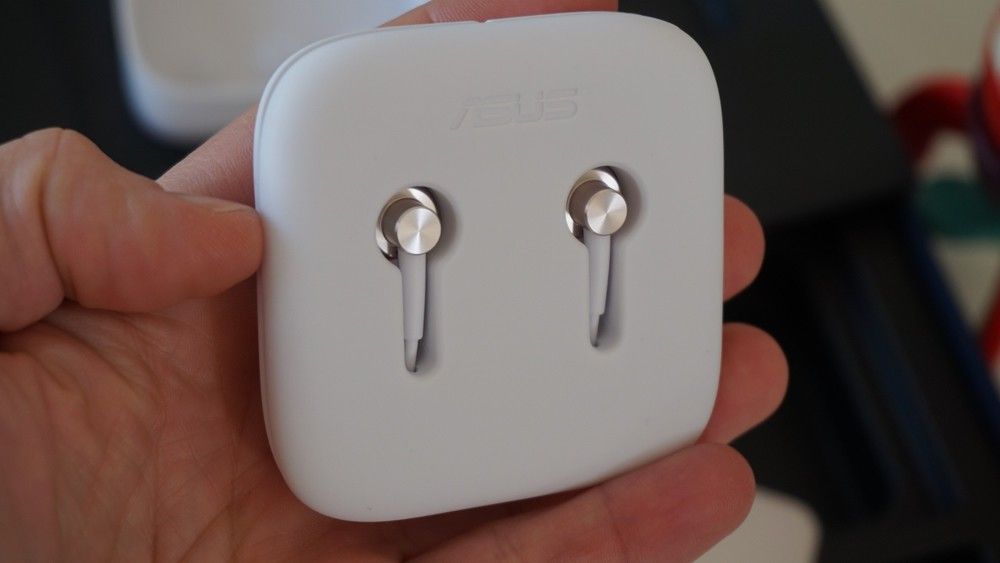 ai.blogs.es_268558_asus_zenfone_3_deluxe_review_en_xataka_auriculares_1366_2000.jpg