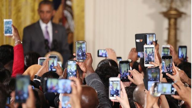 aichef_1.bbci.co.uk_news_624_cpsprodpb_C276_production__92128794_obamafotos.jpg