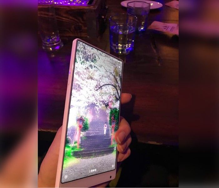 aimg.difoosion.com_wp_content_blogs.dir_28_files_2016_11_xiaomi_mi_mix_blanco_filtrado_700x600.jpg