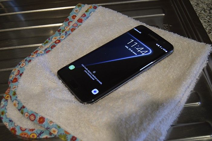 aimg.difoosion.com_wp_content_blogs.dir_28_files_2017_01_Bacterias_smartphone_700x467.jpg