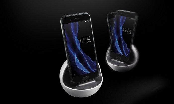 aimg.difoosion.com_wp_content_blogs.dir_28_files_2017_04_Sharp_Aquos_R_en_base_de_carga_700x418.jpg