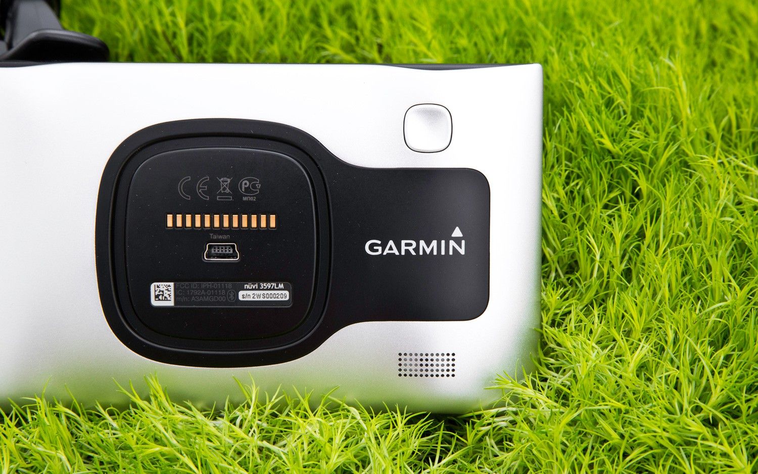 ast.motortrend.com_uploads_sites_5_2013_03_Garmin_Nuvi_3597_back_view.jpg