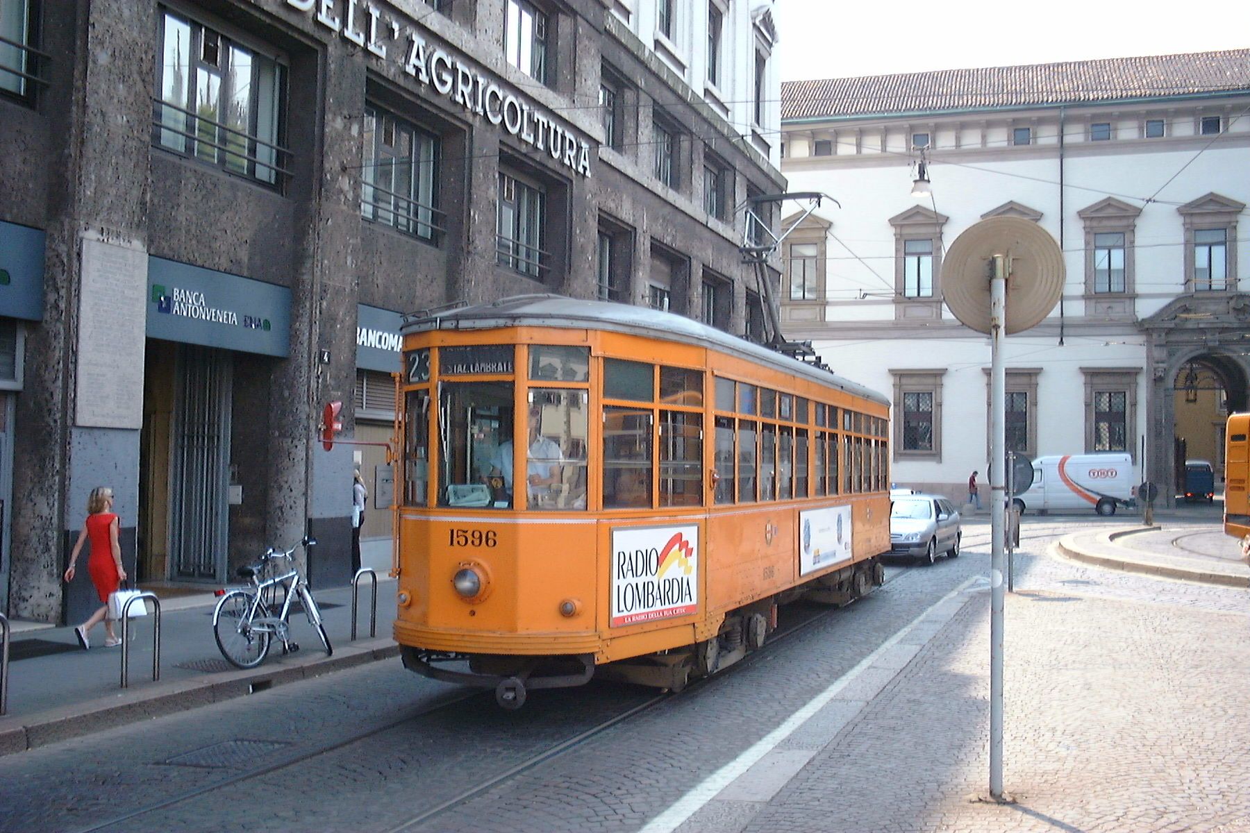 aupload.wikimedia.org_wikipedia_commons_3_31_Milano_tram_1596_piazza_Fontana.jpg