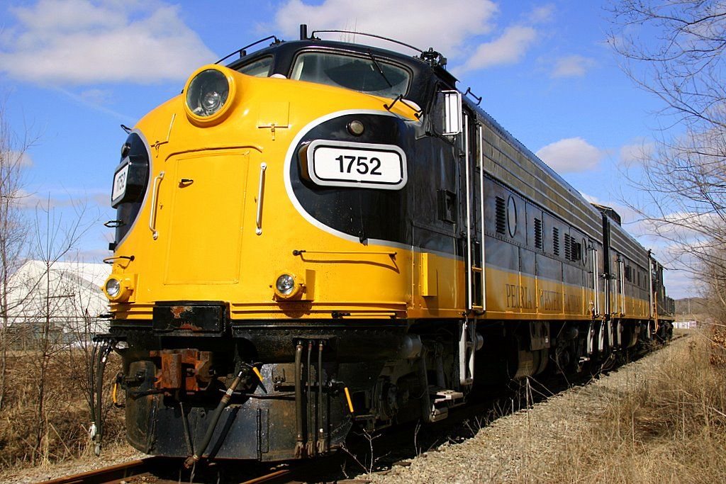 aupload.wikimedia.org_wikipedia_commons_9_9f_Peoria__26_Western_1752_EMD_FP9_Mapleton_2008.jpg