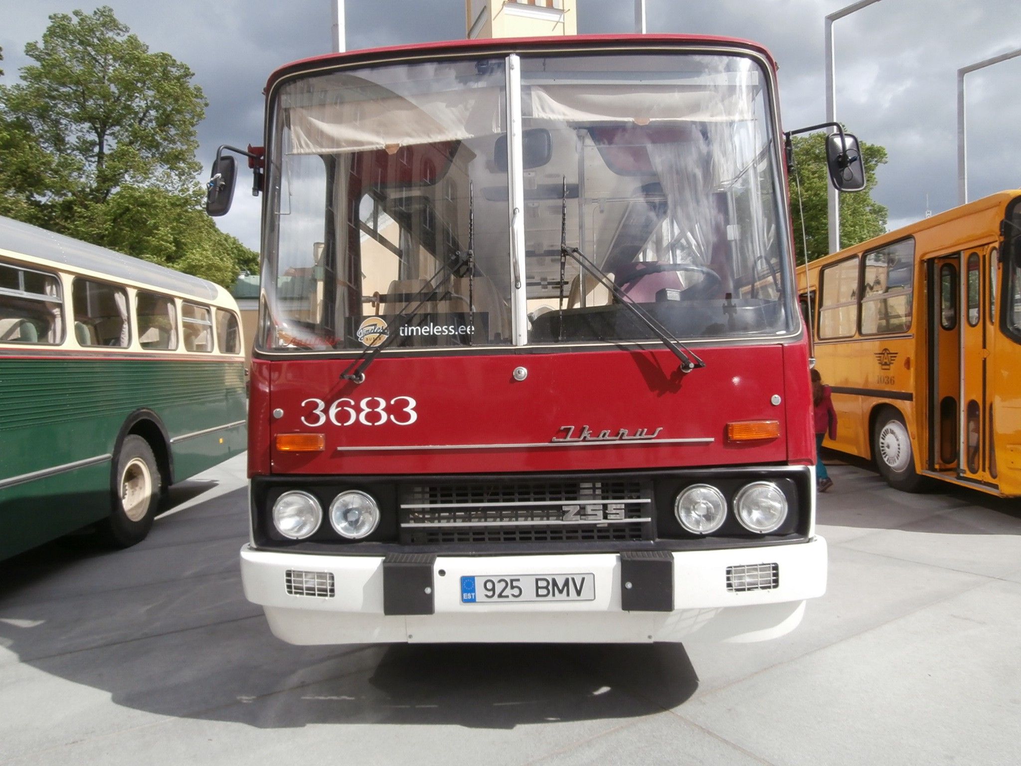 aupload.wikimedia.org_wikipedia_commons_a_a6_Ikarus_255_Bus_36e26558a422de22aa5ed24fad80b333ed.jpg
