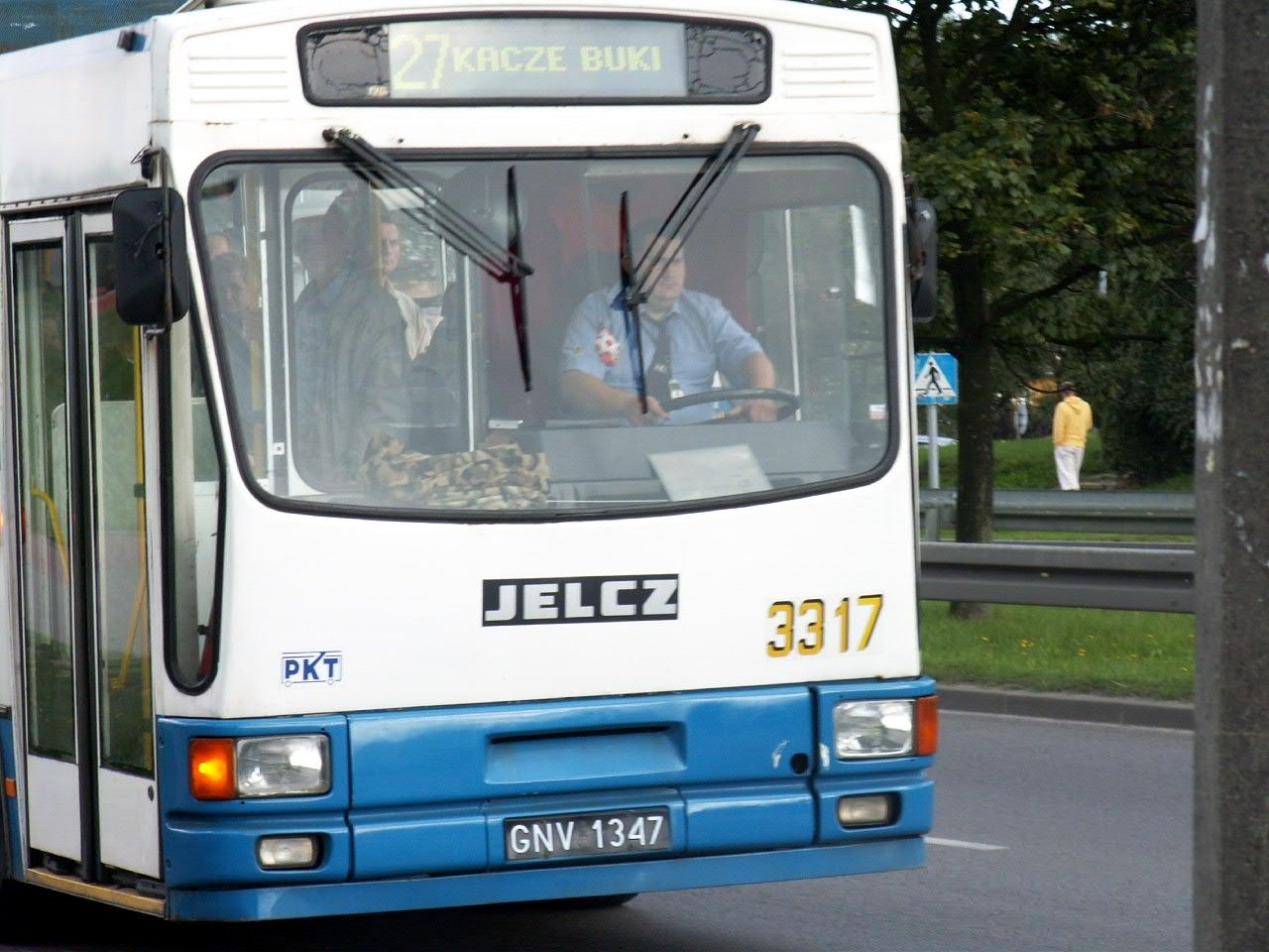 aupload.wikimedia.org_wikipedia_commons_b_b2_Trolejbus.linii.27.na.przystanku.Buraczana.3317.JPG