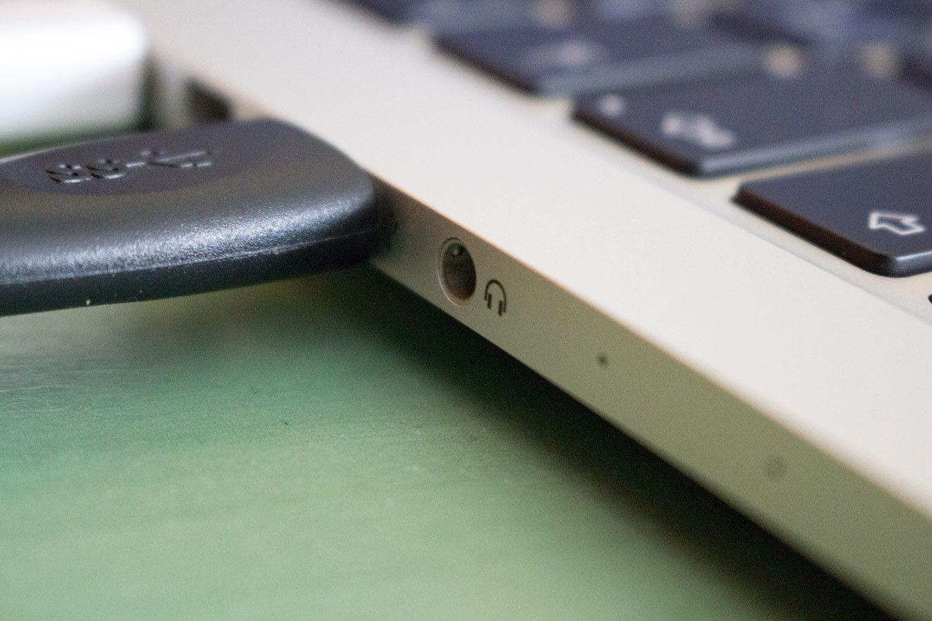 awww.elandroidelibre.com_wp_content_uploads_2015_04_jack_3.5_macbook_pro.jpg