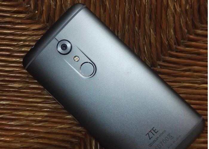 awww.proandroid.com_wp_content_uploads_2017_01_ZTE_AXON_7_1.jpg