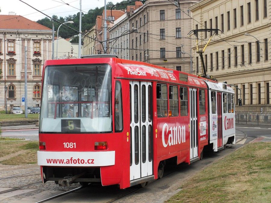 Brno,_Mendlovo_n%C3%A1m%C4%9Bst%C3%AD,_Tatra_K2R.03_%C4%8D._1081_(02).jpg