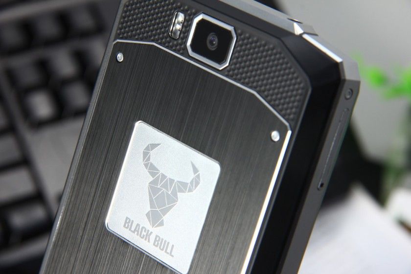 cdn04.androidauthority.net_wp_content_uploads_2015_12_Oukitel_K10000_back_840x560.jpg