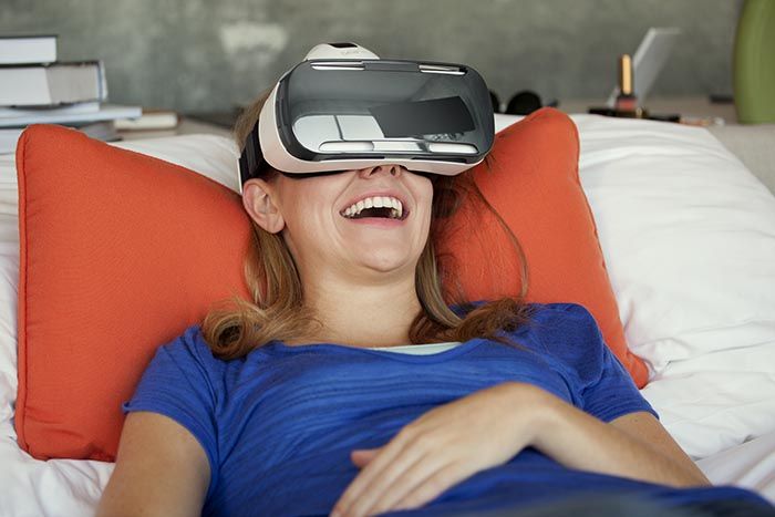 cdn5.andro4all.com_wp_content_blogs.dir_28_files_2014_09_chica_usando_samsung_gear_vr.jpg