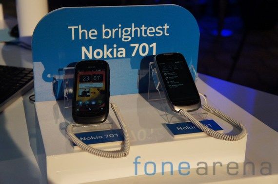 cdn6.fonearena.com_i_nokiabelle_nokia701_nokia701_16.jpg