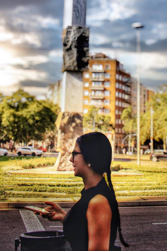 chica con movil.jpg
