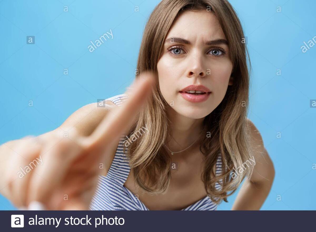 clinandose-hacia-delante-con-interes-serio-2exgjpw.jpg