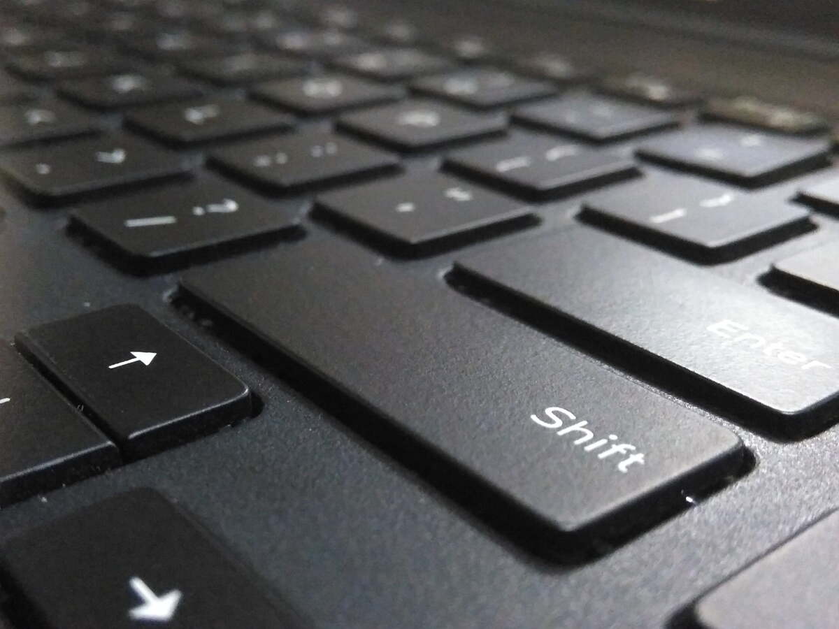 cual-es-la-tecla-shift-de-un-teclado-scaled.jpg