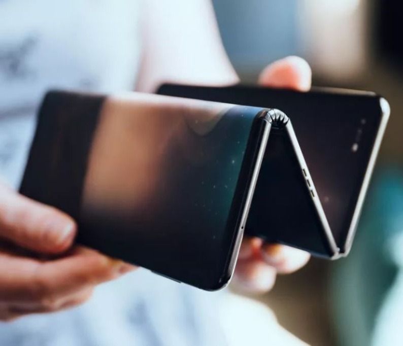 e-como-un-tr%C3%ADptico-a-cargo-de-TCL-tecnolocura.jpg