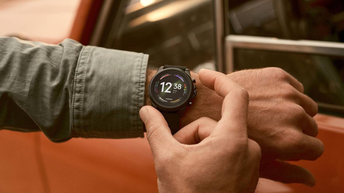 Fossil-Gen-6-Smartwatch-black-on-wrist.jpg