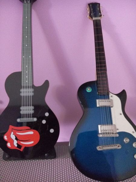 guitarra sin.jpg