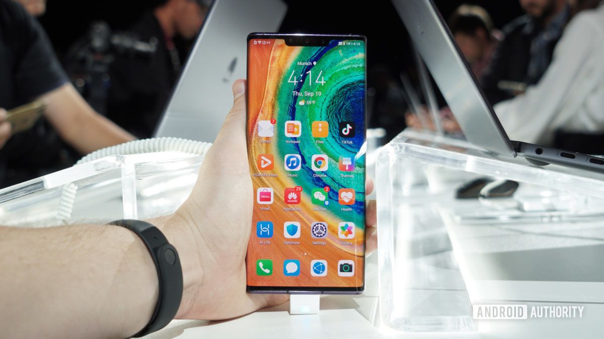 Huawei-Mate-30-Pro-home-screen-in-hand-1200x675.jpg