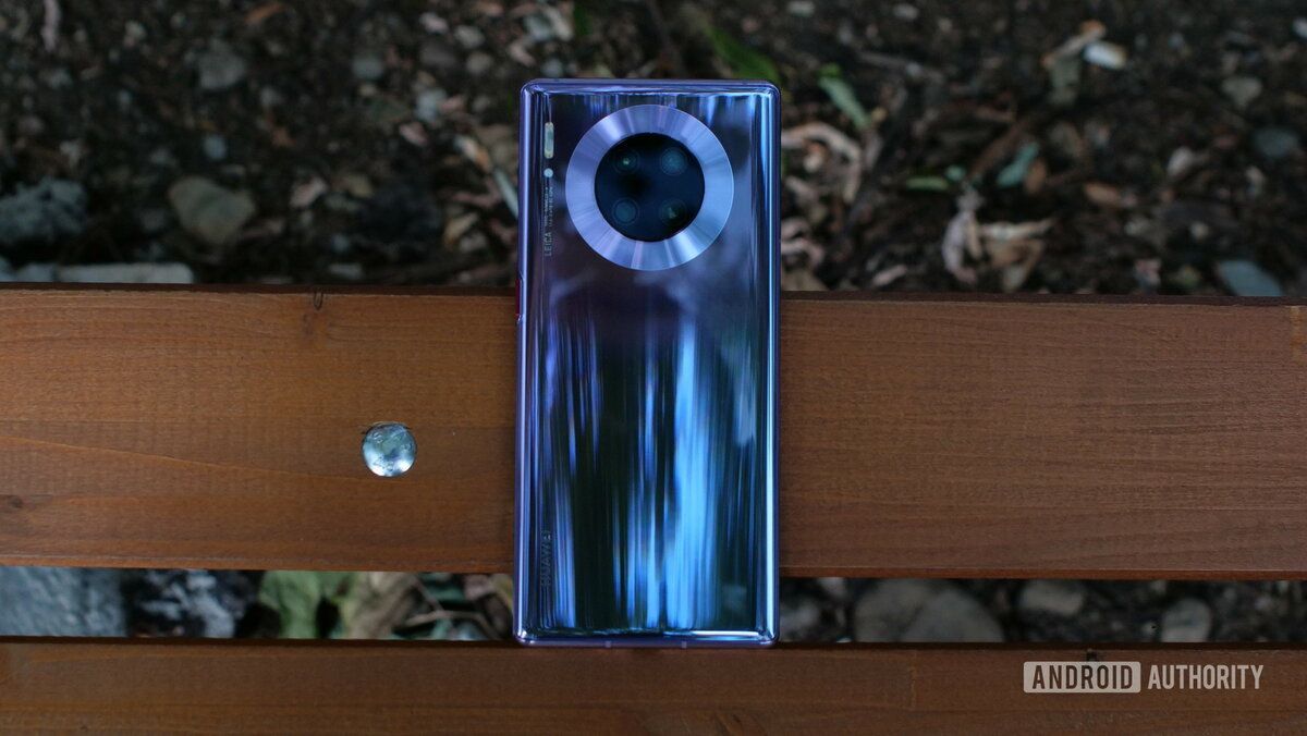 huawei-mate-30-pro-space-silver-on-bench-21.jpg