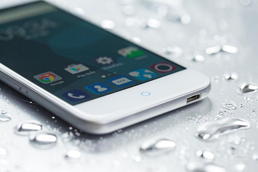 images.curved.de_article_detail_curved_2015_05_ZTE_Blade_S6_047.jpg