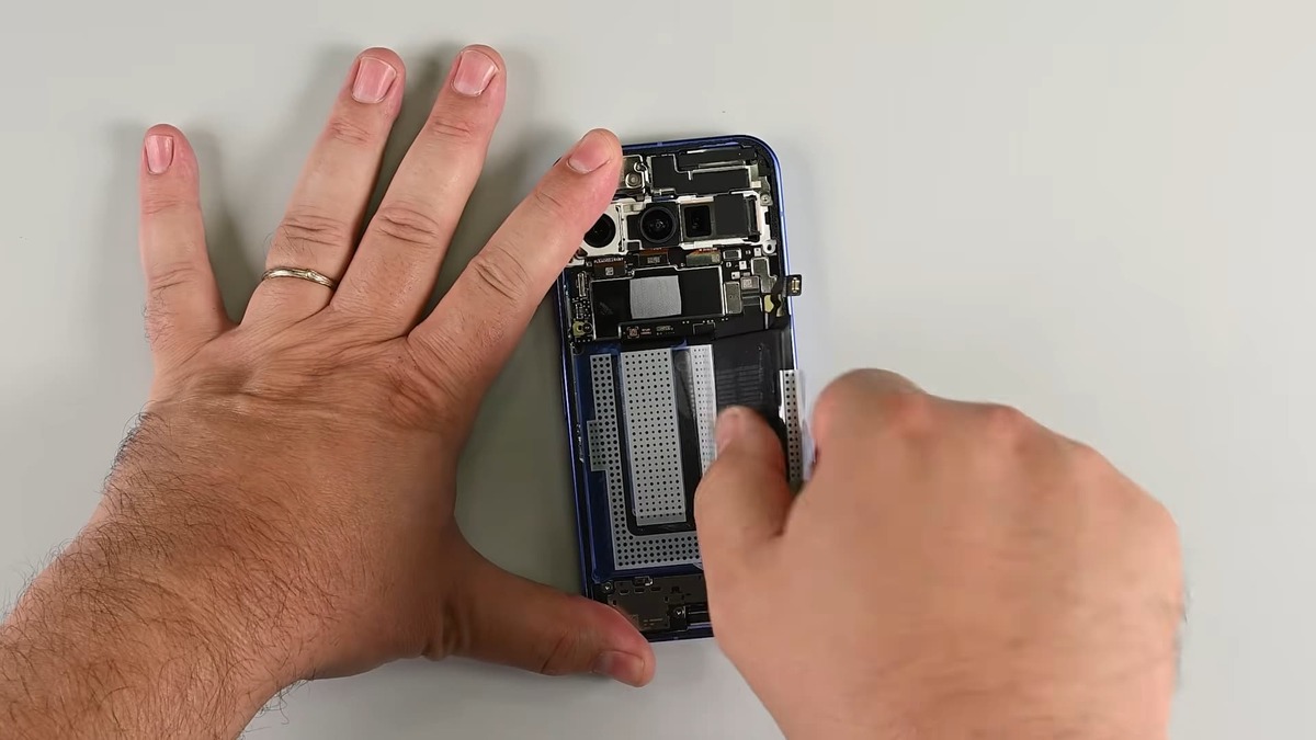 Pixel-10-teardown-battery.jpg