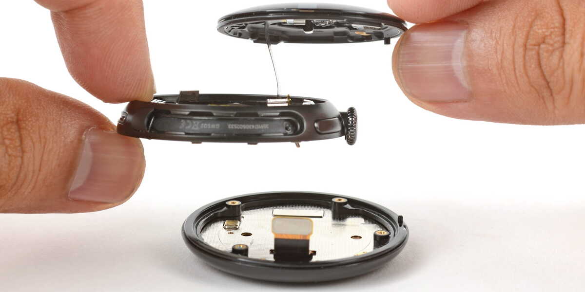 Pixel-Watch-4-teardown-iFixit-3-1.jpg