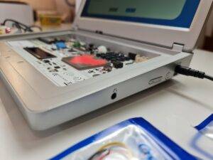ral-derecho-con-puerto-de-carga-y-microusb-300x225.jpg