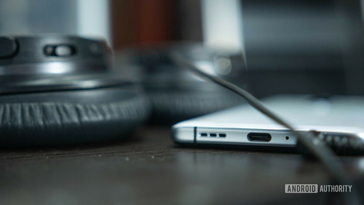 Realme-X2-Pro-headphone-port-with-headphones.jpg