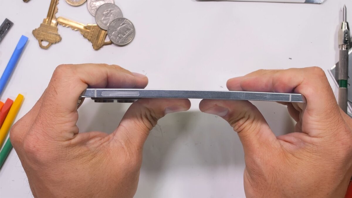 Samsung-Galaxy-S25-Edge-Durability-Bend-Test.jpg