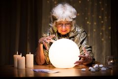 thumbs.dreamstime.com_t_previsi__n_de_futuro_de_la_bola_de_cristal_56549540.jpg