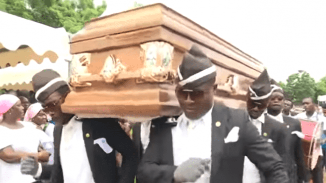 un-grupo-de-africanos-de-ghana-bailando-con-un-ataud-durante-un-funeral.png