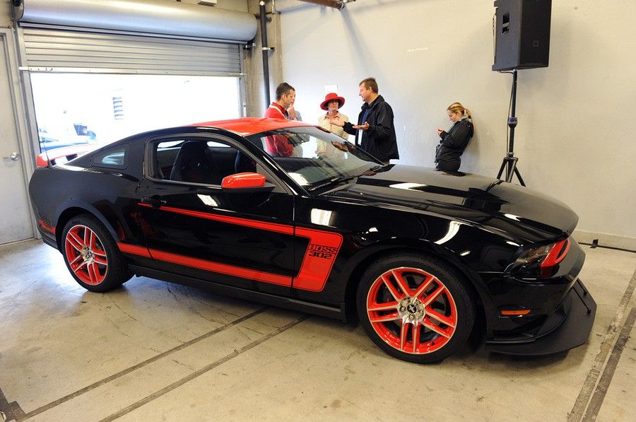 www.blogcdn.com_www.autoblog.com_media_2010_08_28boss302unveilinglive.jpg