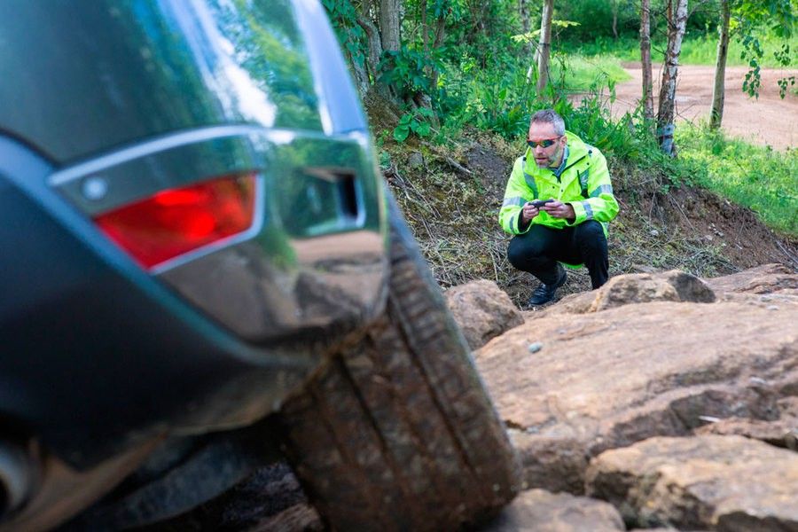 www.elandroidelibre.com_wp_content_uploads_2015_06_land_rover_radiocontrol.jpg