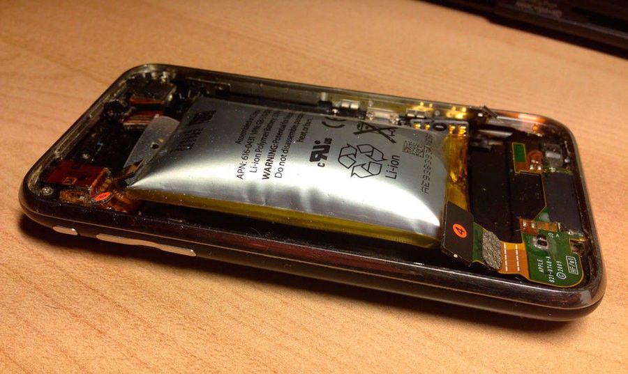 www.elandroidelibre.com_wp_content_uploads_2015_08_bateria_hinchada_iphone_3gs.jpg