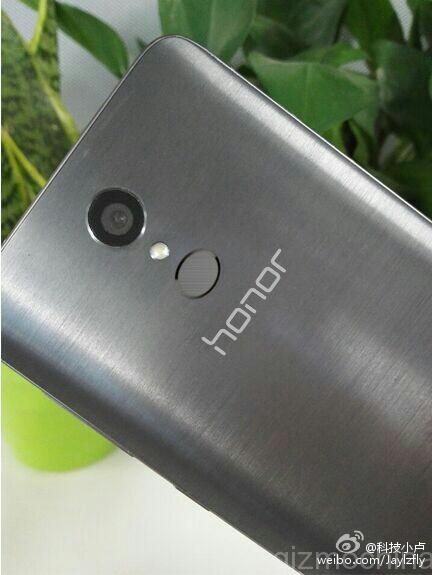 www.gizmochina.com_wp_content_uploads_2015_06_huawei_honor7_actual_unit_leak_01.jpg