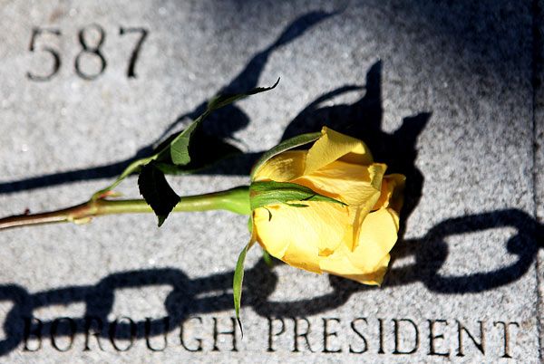 www.timesledger.com_assets_photos_2011_46_flight587memorial_all_111711_q1_santucci_z.jpg