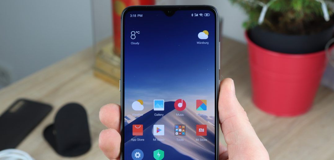 Xiaomi-Mi-9-Hand-1-e1570204545800-1078x516.jpg