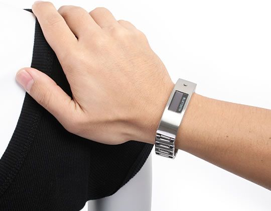 zedomax.com_blog_wp_content_uploads_2009_02_bluetooth_bracelet2.jpg