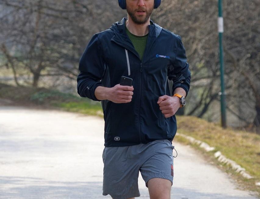 Por qué no deberías llevar tu móvil a correr