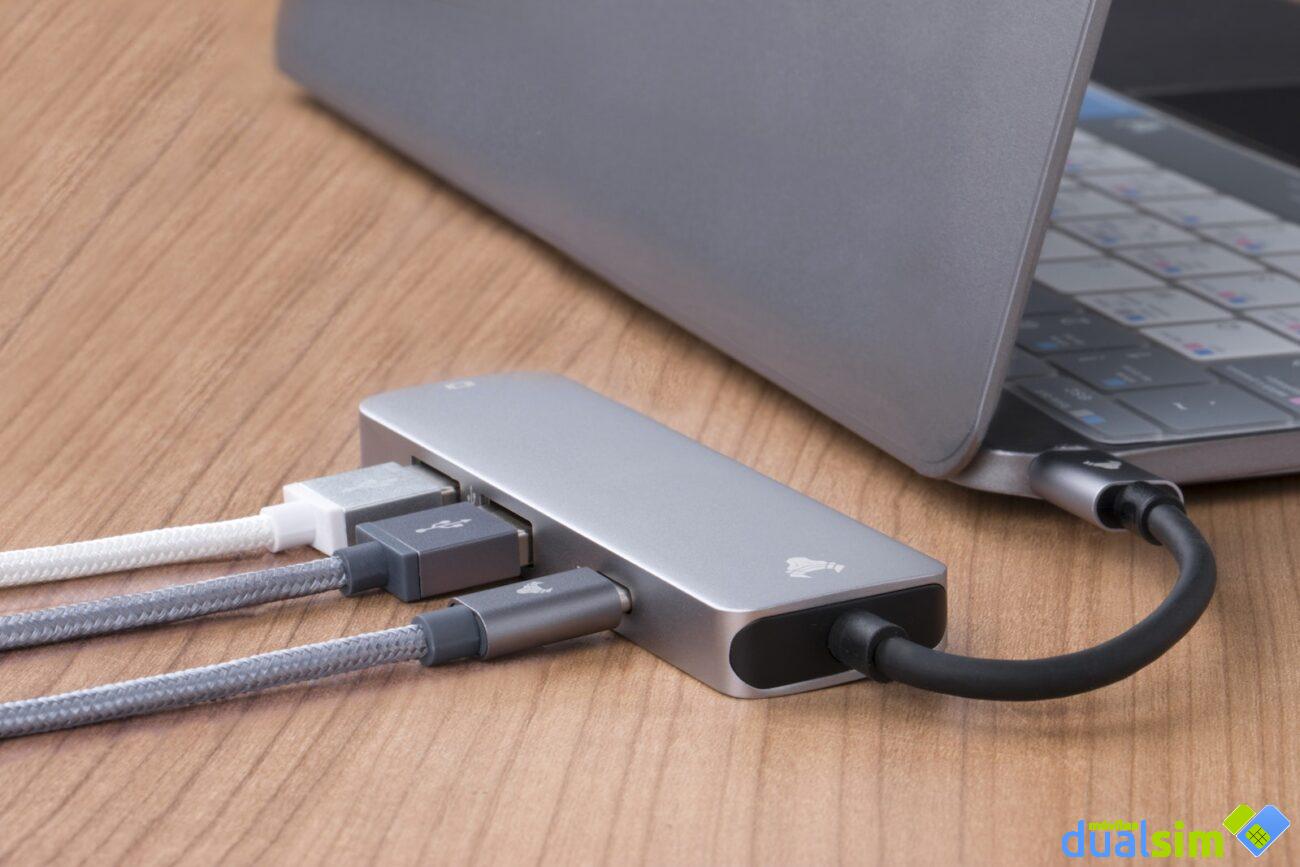 Hub USB conectado a un ordenador portátil