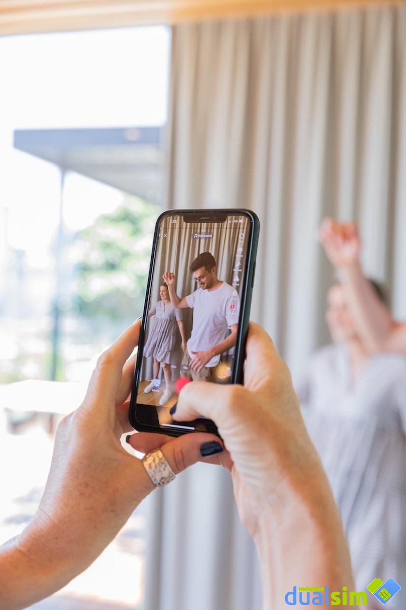 Una persona sostiene un móvil mientras utiliza Instagram Reels
