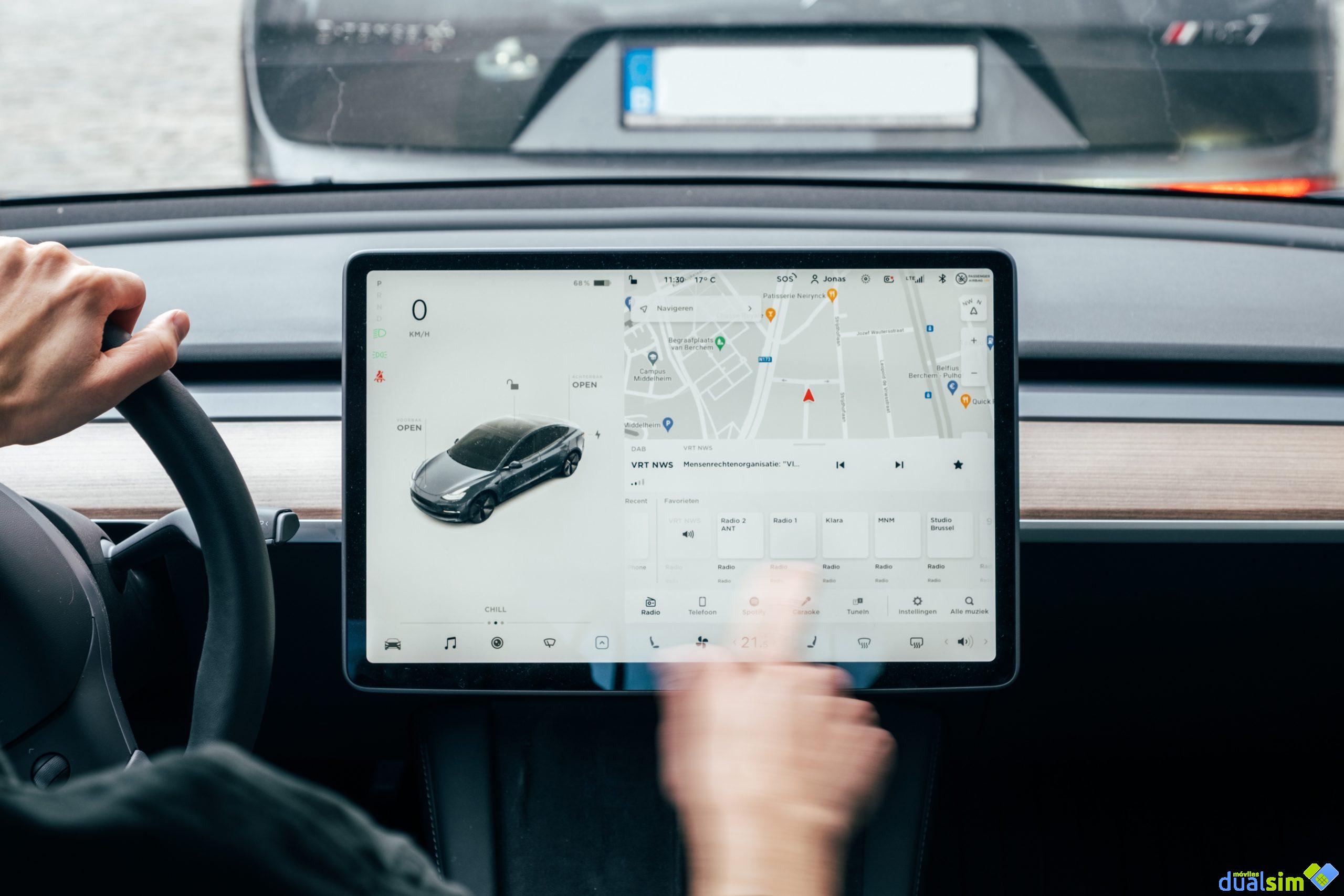 Elon Musk se da una vuelta con un Tesla usando el nuevo sistema de conducción autónoma basado en IA